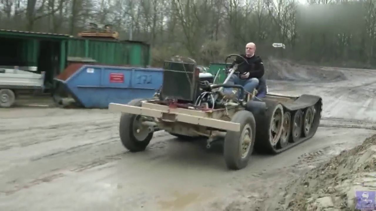 结构特殊的半履带式卡车，使用轮胎辅助转向