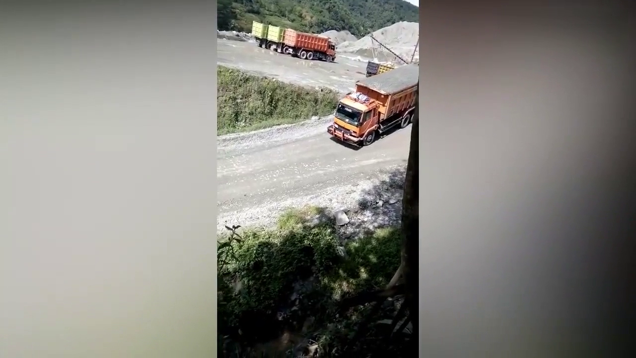 卡车突然刹不住车 司机连忙跳车逃命