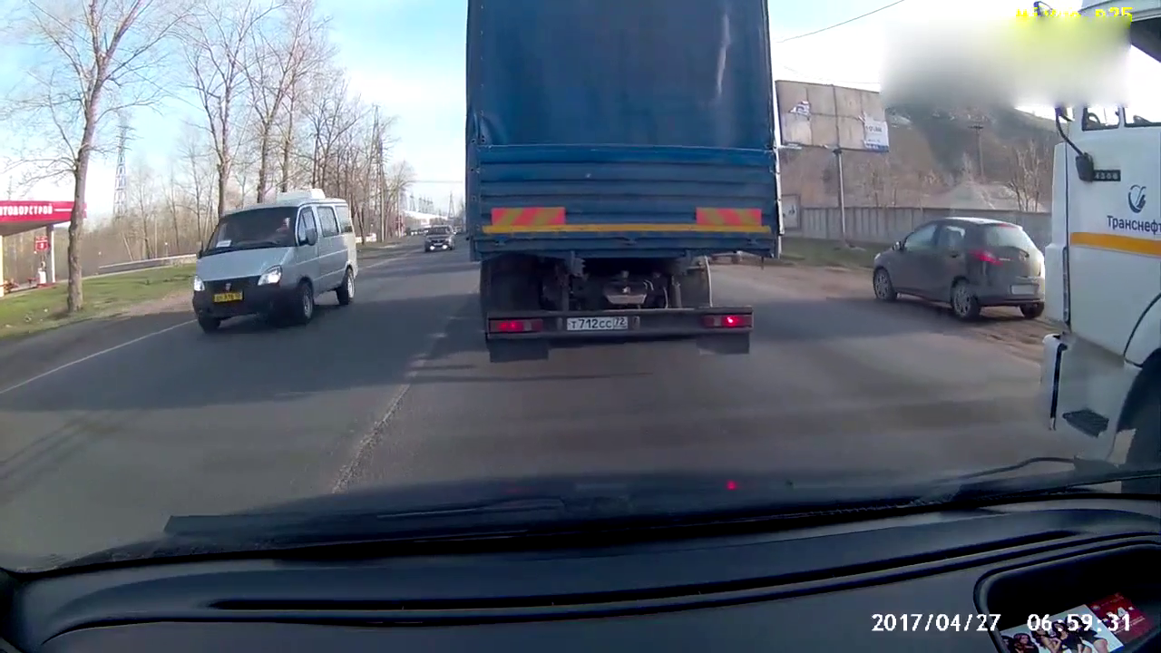 被卡车追尾是多么恐怖的一件事？小车瞬间被挤瘪