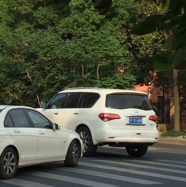 南通濠河风景区实拍英菲尼迪QX56，车牌