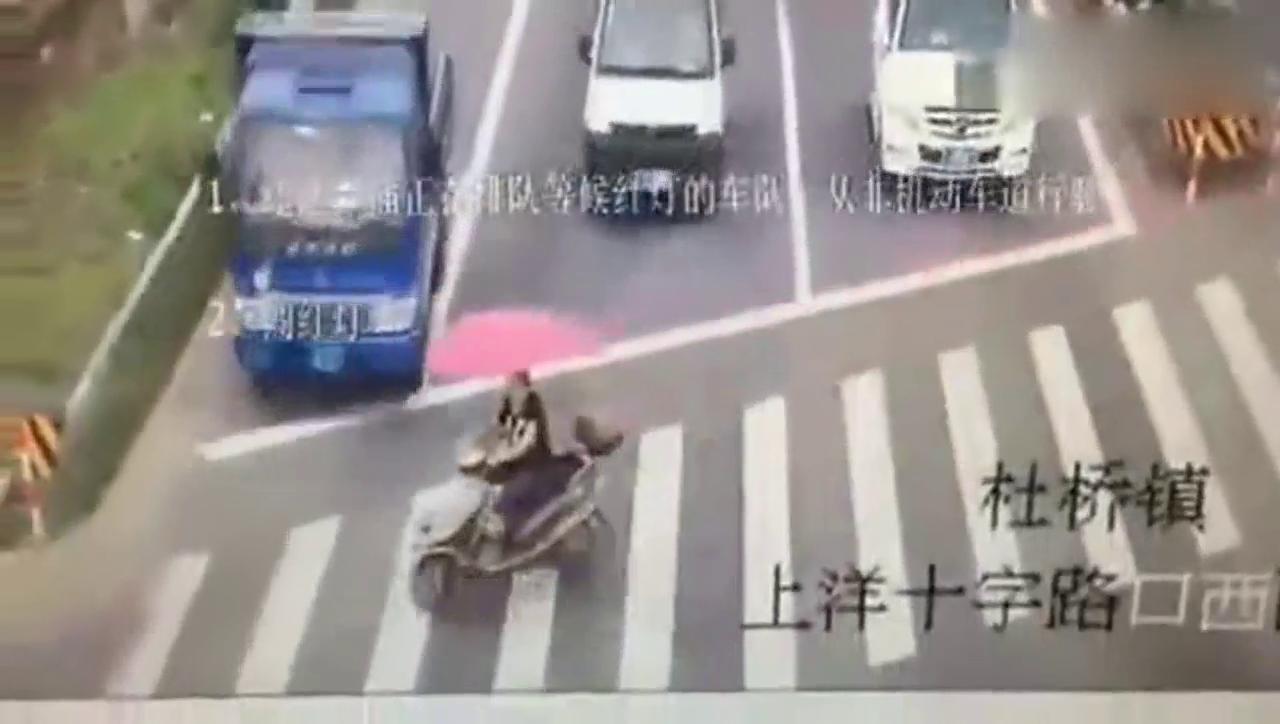 大货车撞倒电动车女子，但是更严重的是他的二次伤害