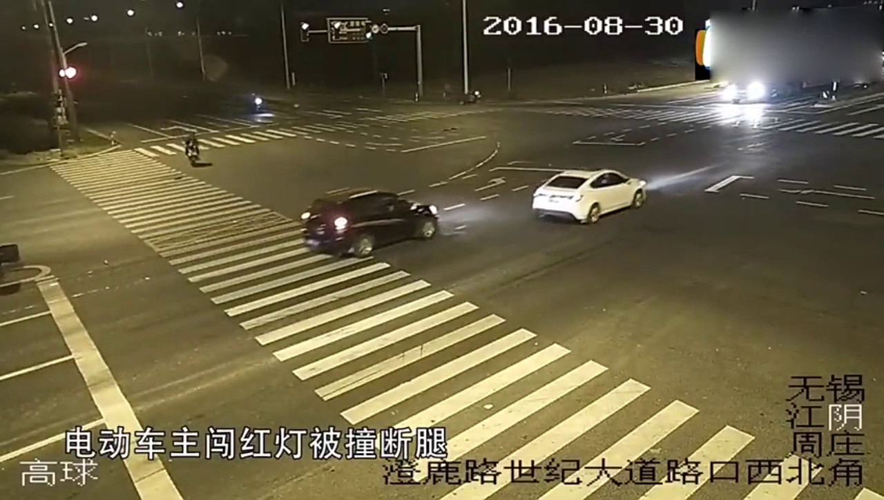 电动车肆无忌惮，闯红灯，被轿车撞断腿，太恐怖了！