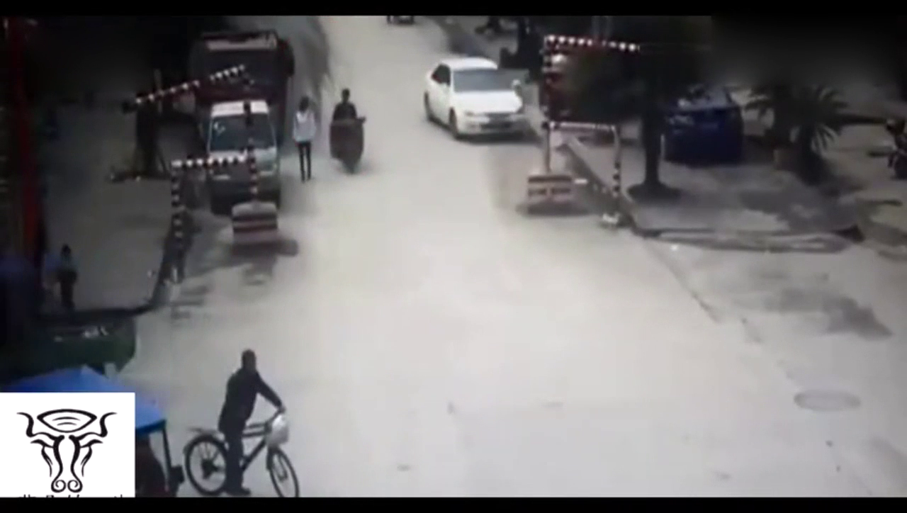 男子骑电动车路上正常行驶，监控却正好拍到这一画面