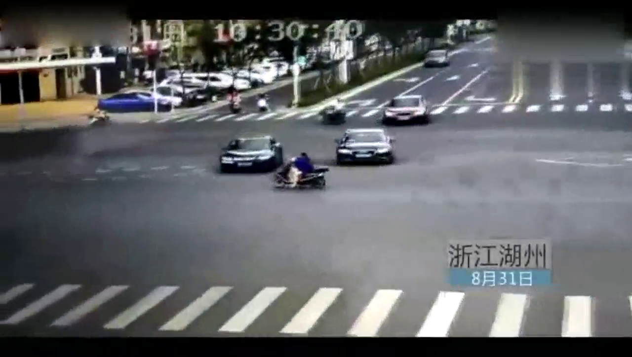 女子带着孩子骑电动车闯红灯，结果不幸被撞飞