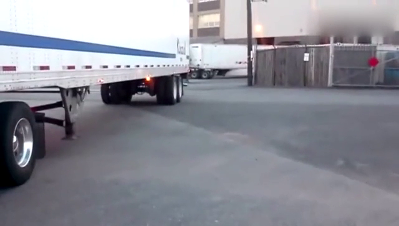 女司机驾驶30多米卡车倒车入库，看她是如何进去的！