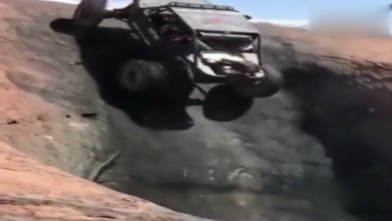 改装车深坑爬坡测试，最后一次终于成功了