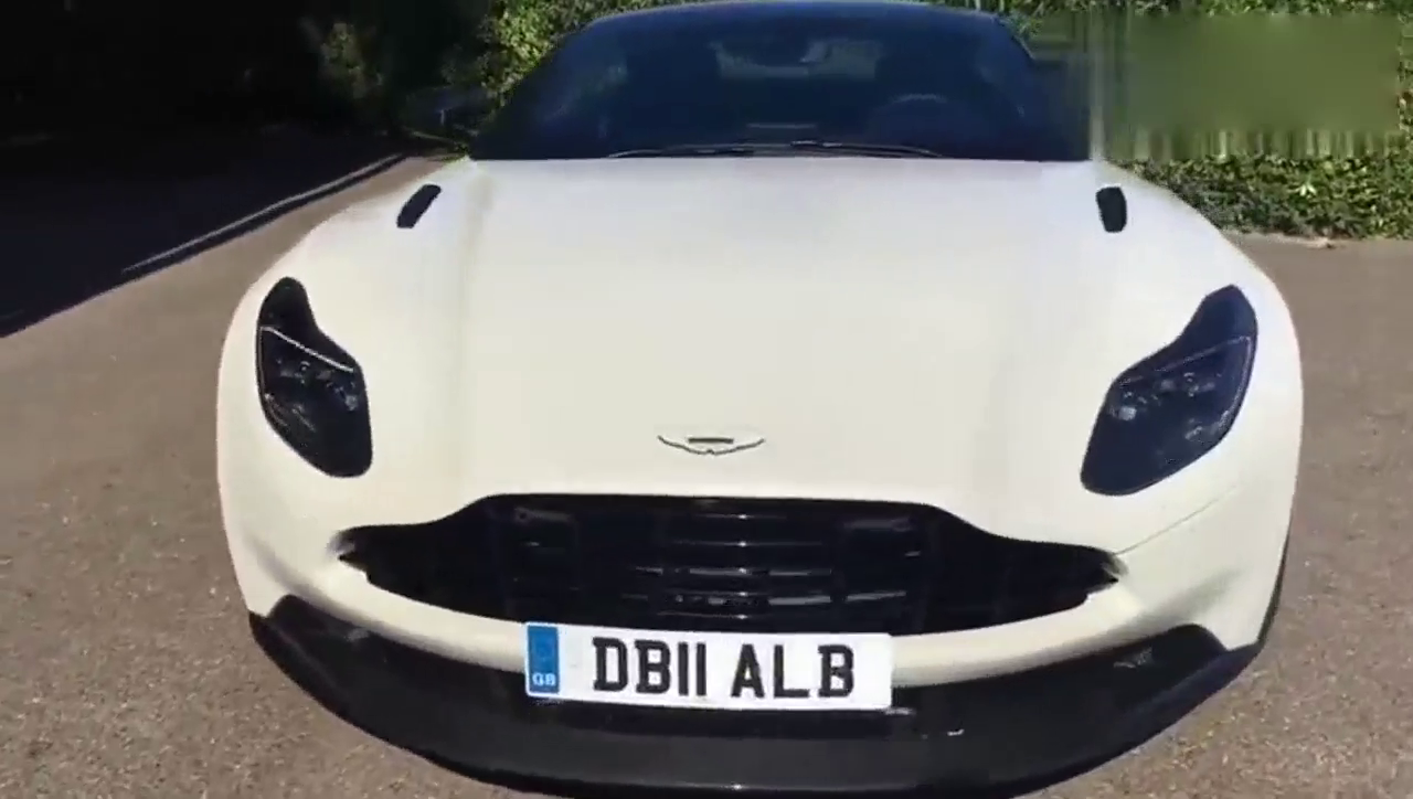 价值250万的阿斯顿马丁跑车，坐进车内，才知道什么叫做豪华跑车