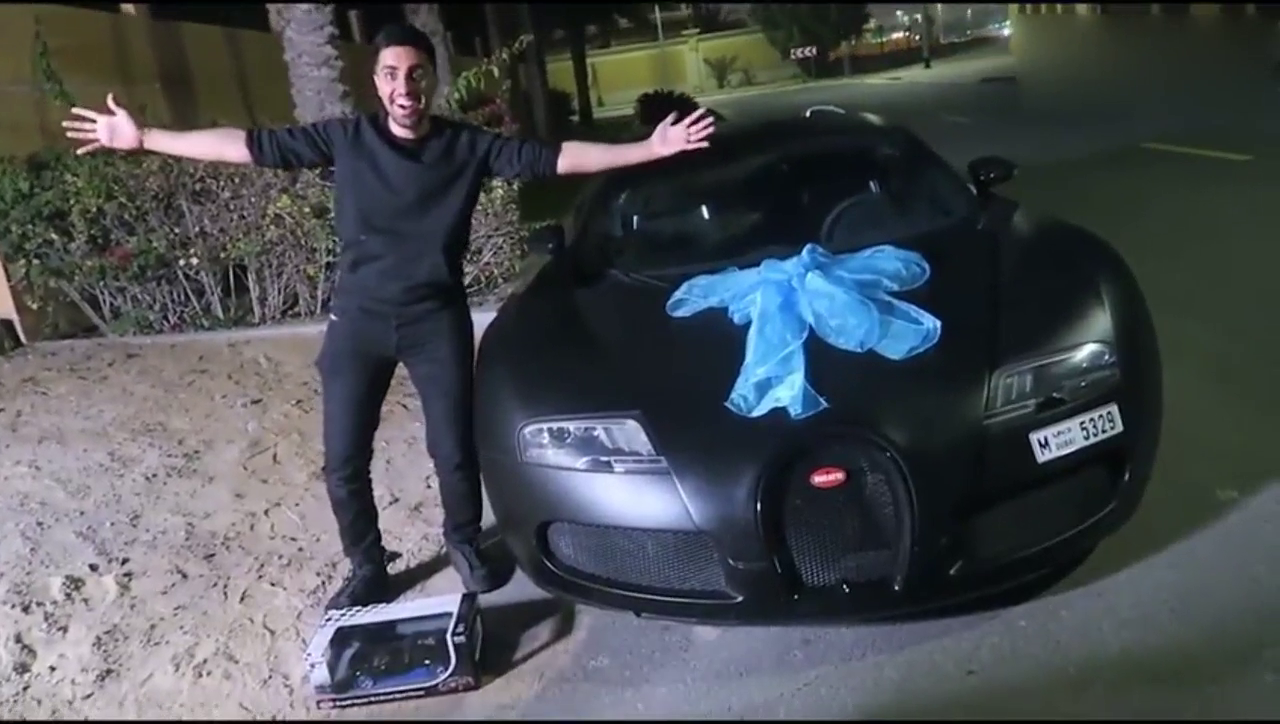 买布加迪跑车送了一个车模，打开以后车主瞬间澎湃了！