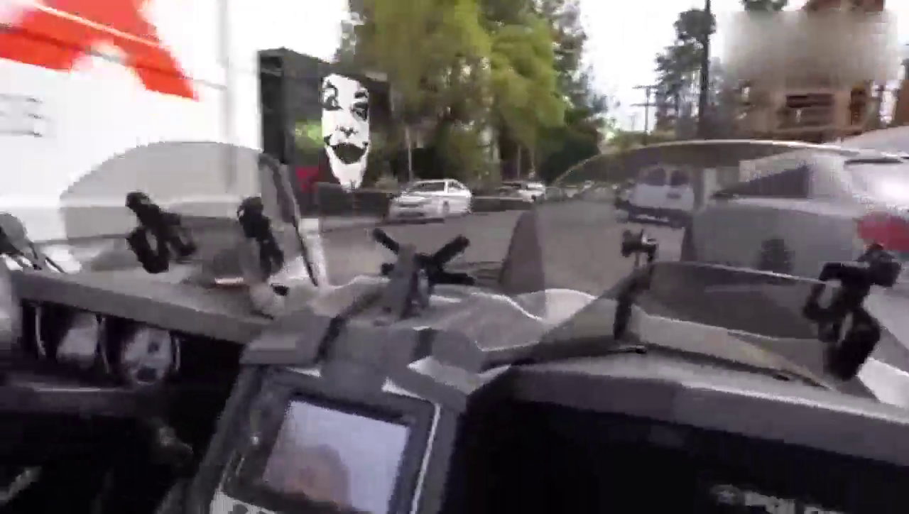 KTM晴天上街飙车，小跑车从不惧怕堵车