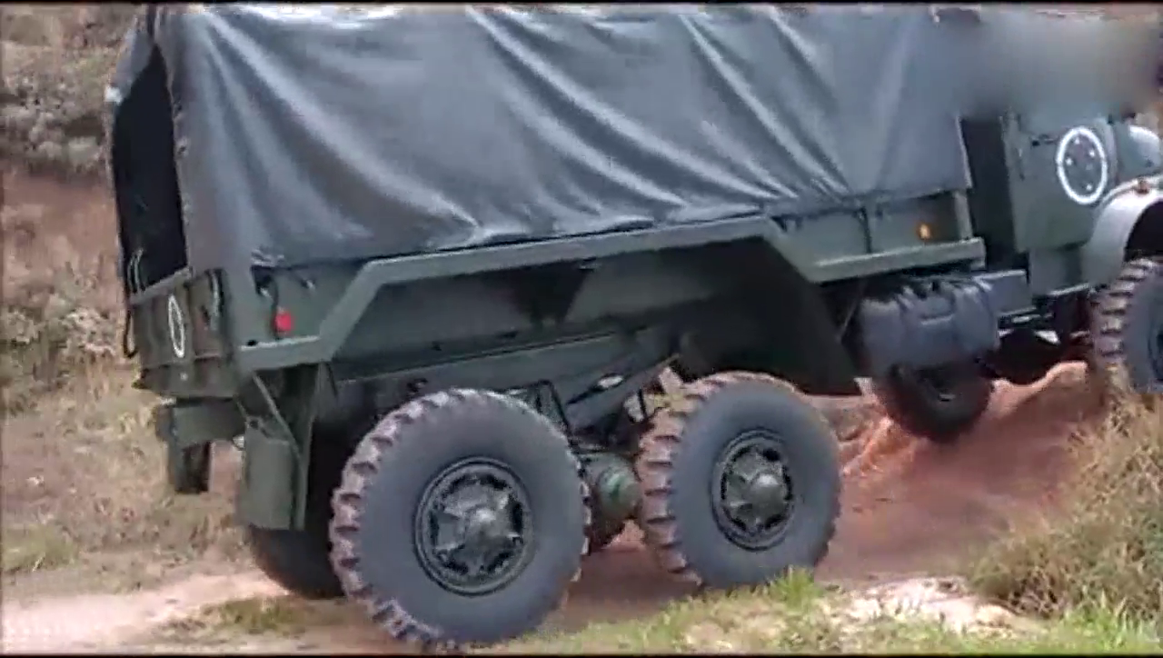 倒车的那一刻，才知道奔驰军用卡车有多么强悍！服不服就完了！