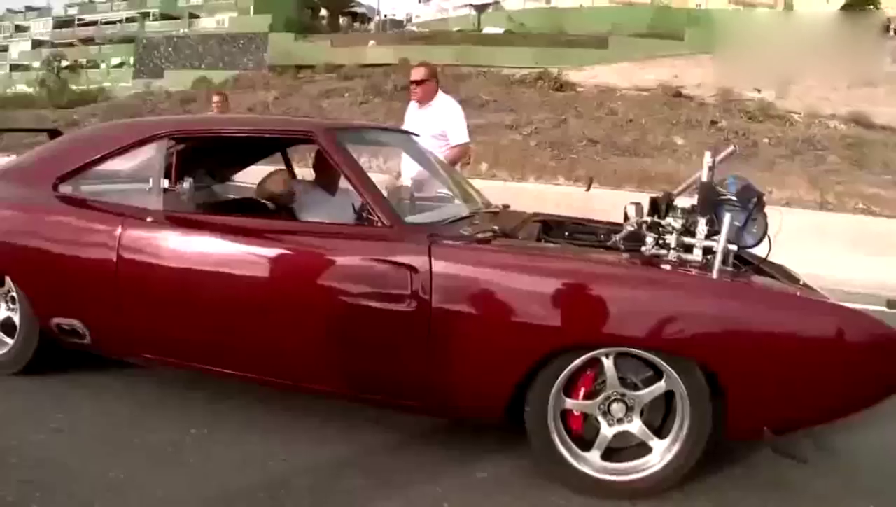 偶遇一破烂跑车，光头让我觉得很不爽，仔细一瞧我不淡定了！