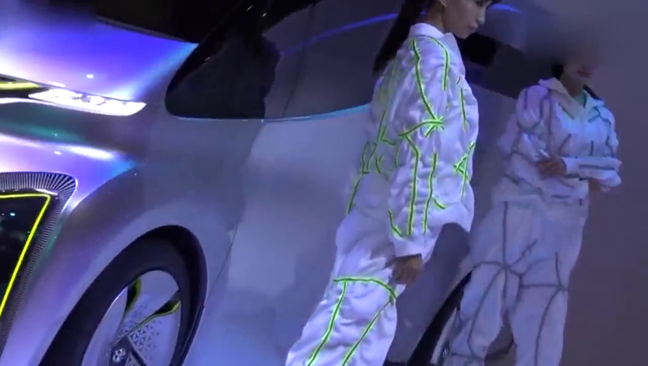 东京车展，丰田概念车这两个车模的衣服很特别