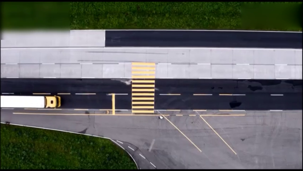 实拍奔驰卡车自动刹车系统，这才叫安全！