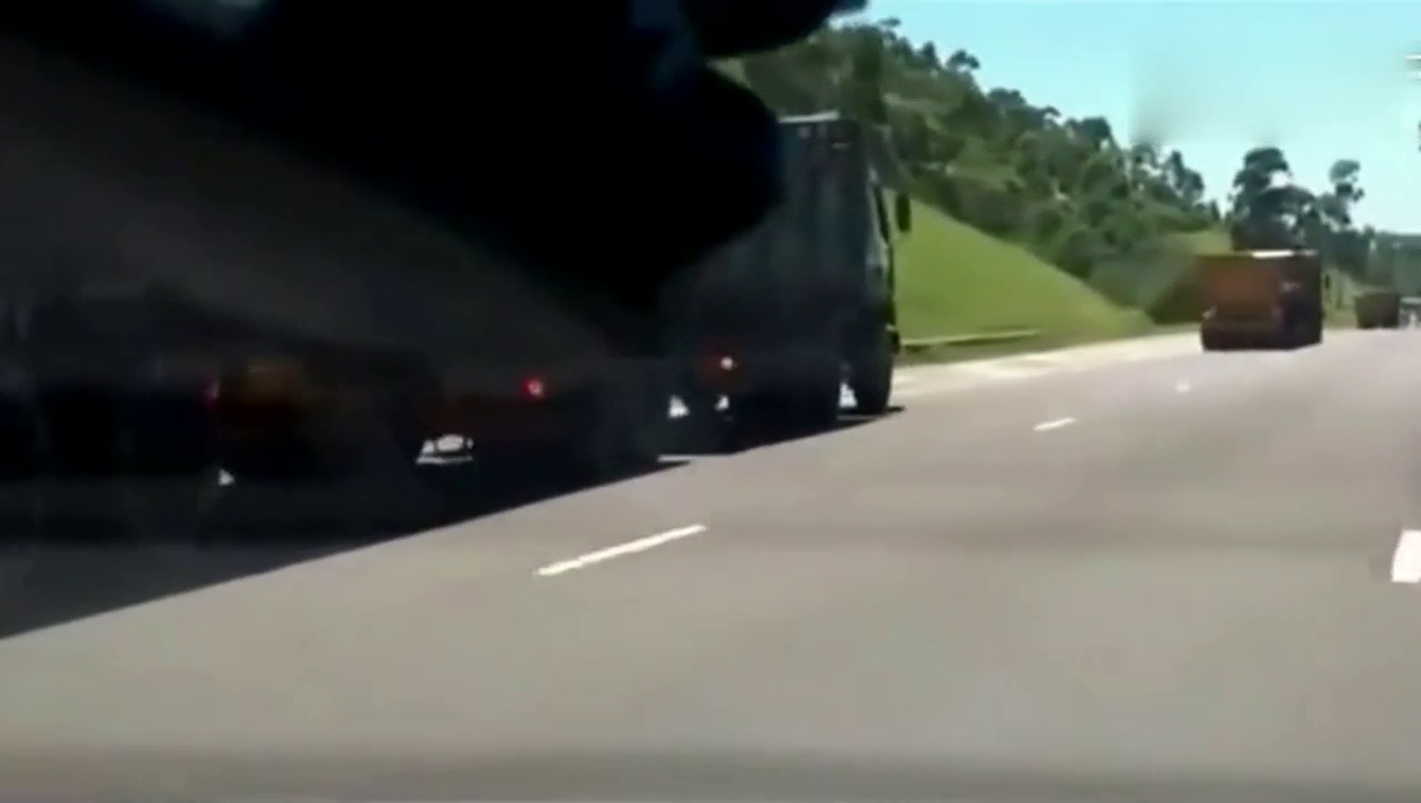 老司机拼命救下失控的大卡车，第一次看到如此惊险的一幕