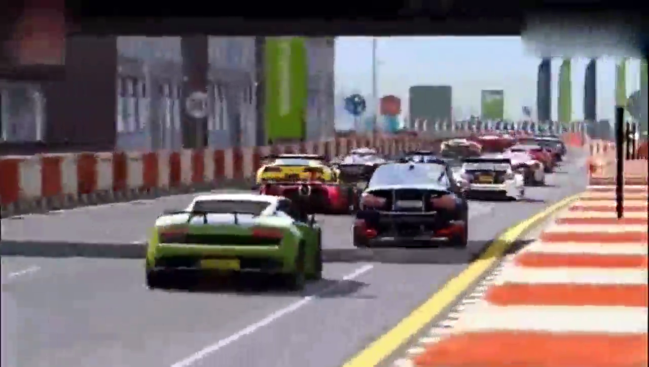 限量版跑车齐聚一堂，场面堪比大片，面对F1赛车毫无压力