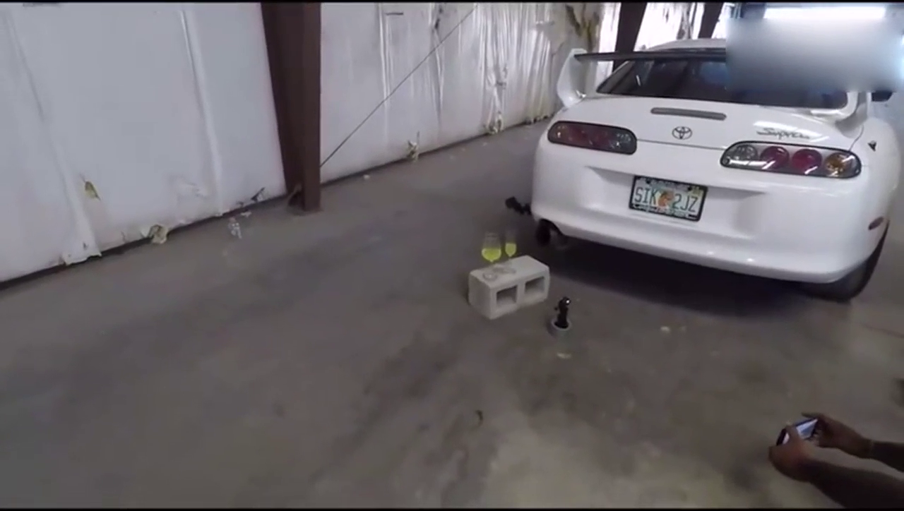 三百万的跑车排气管放一排玻璃杯，10秒钟后会发生什么