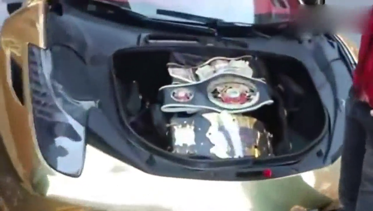 开法拉利去见女孩的跑车, 看清这3条金腰带才知道车主有多霸气