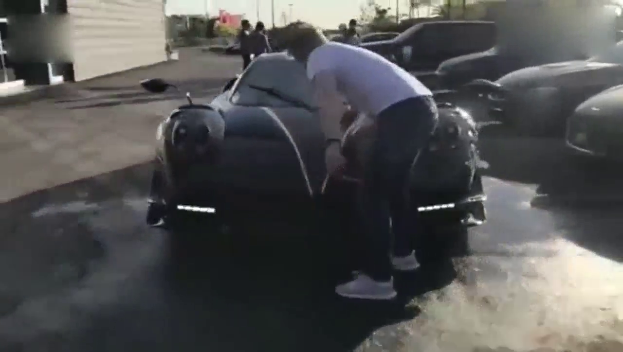 小伙子心好大啊，这么炫酷的超级跑车，竟然这样洗车，厉害了！