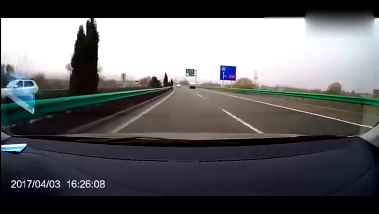 面包车逆行超车，哪料对面驶来的是卡车！