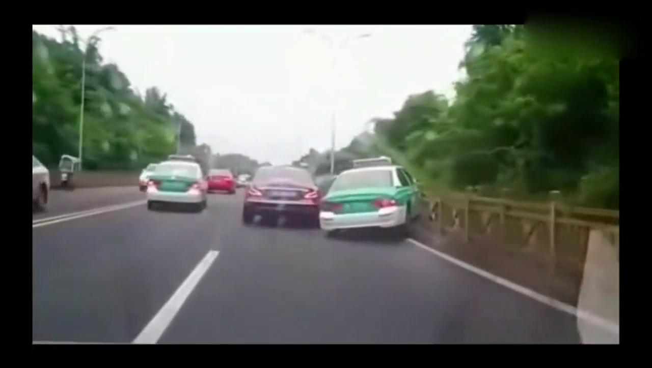 出租车宁可自毁也不想追尾奔驰，记录仪拍下这揪心一幕