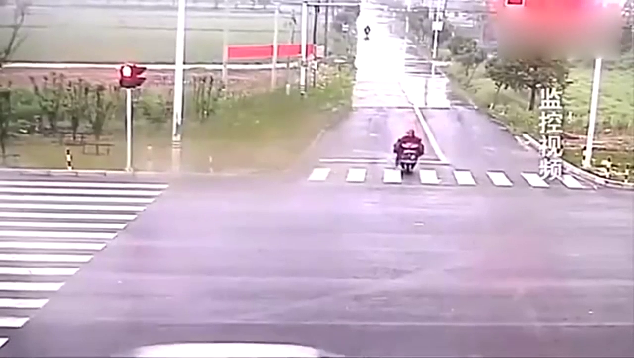 面包车和货车被卡车瞬间摧毁，电动车跑的真快！