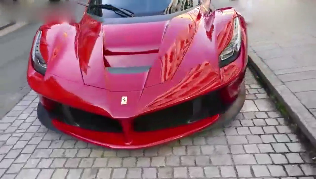 价值三千万法拉利跑车，下车的一瞬间妹子懵了