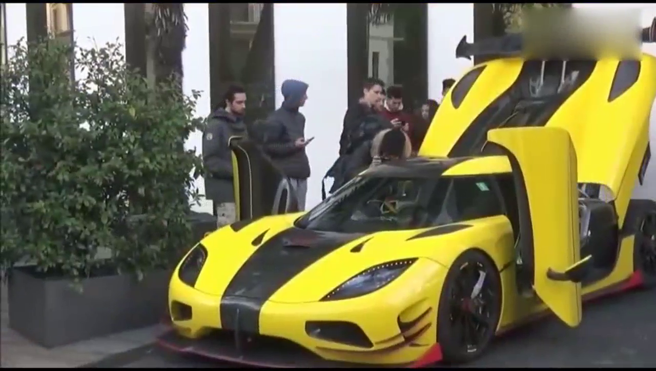 价值4000万的柯尼塞格跑车打不着火，车主没办法只能发大招了