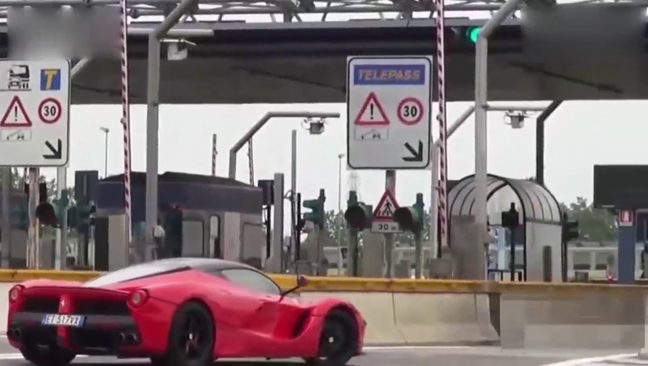 价值4000万法拉利跑车经过高速收费站，十秒钟后尴尬开始了！