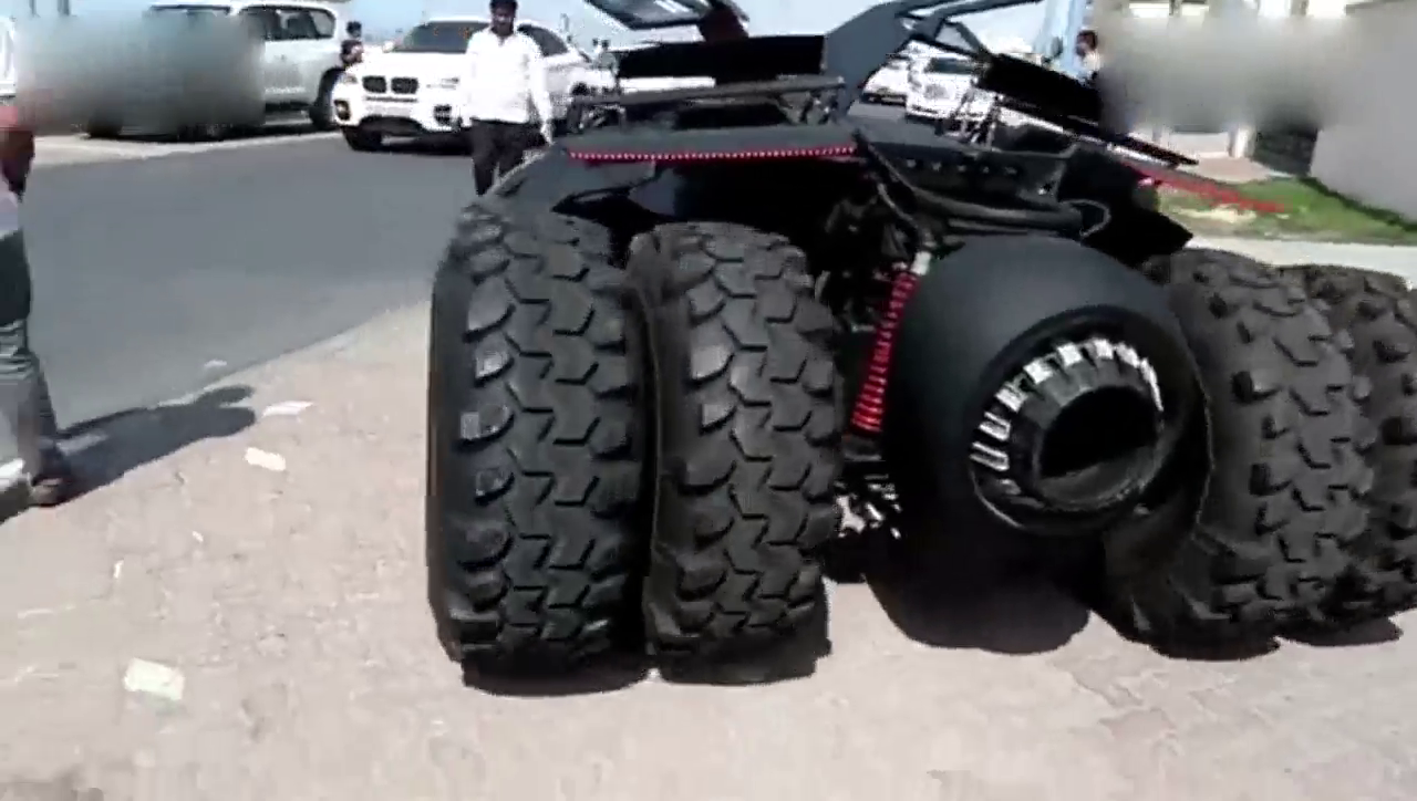 价值1000万的跑车掏出钥匙的那一刻，兰博基尼都不敢踩油门了