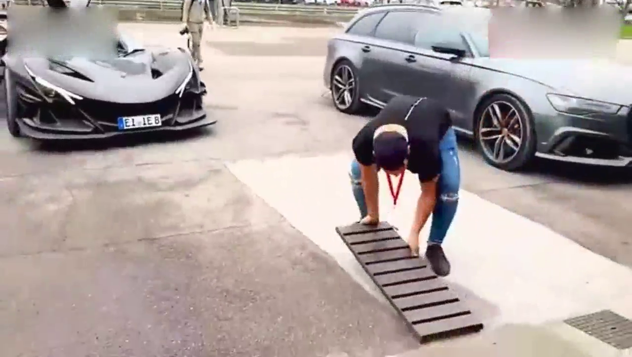 价值2000万的超级跑车刚开到洗车店，喷上泡沫就让车主异常紧张？