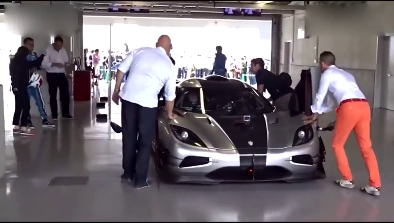 价值一亿的跑车却没有倒挡，倒车的那一刻果然尴尬了