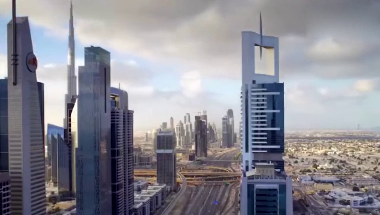 以为迪拜交警都是开跑车，别傻了，看看女交警的车才知道啥叫霸气