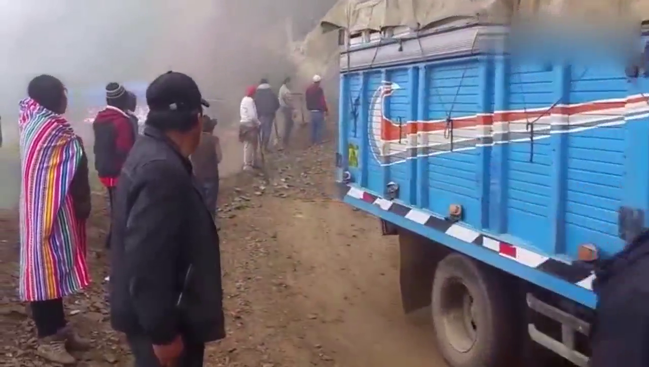 在危险和疯狂的极端的道路上，惊人的卡车驾驶技术