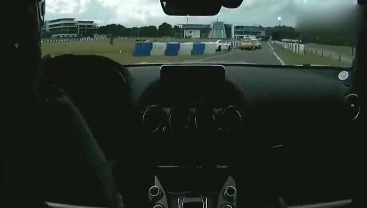 在大街上被这辆跑车所吸引，没想到车主居然这么美？