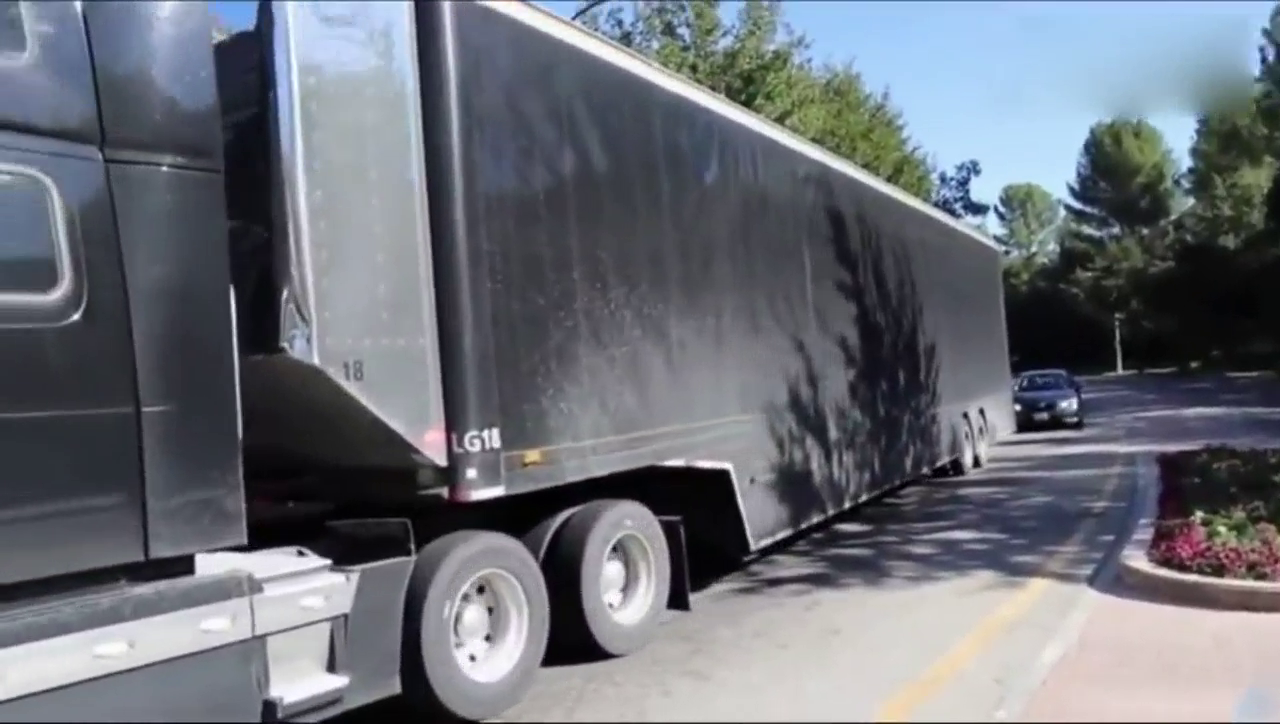 土豪的水泥灰跑车终于到货，打开沃尔沃重卡车厢那一刻霸气开始！