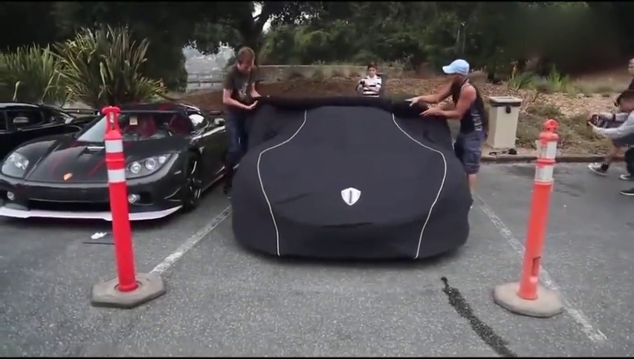 土豪私人订制的跑车刚刚到货，撕开车衣后才明白是有多帅气
