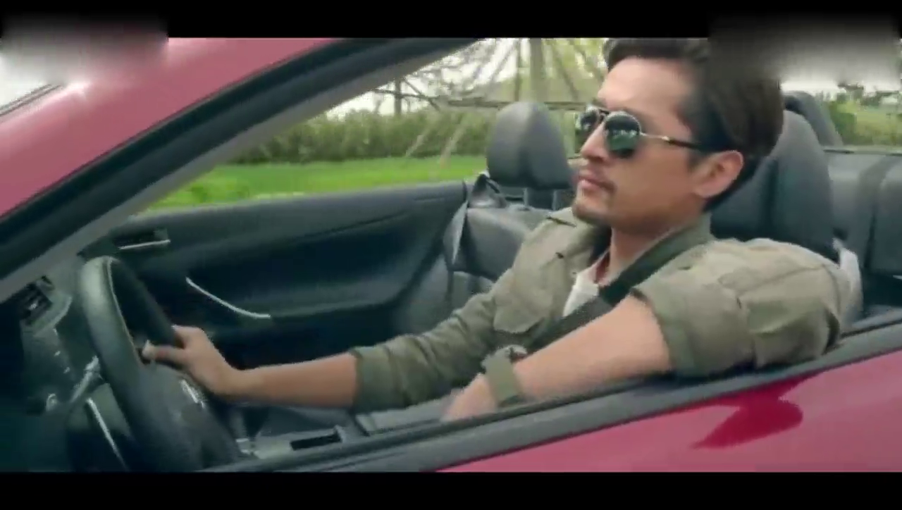 《旋风十一人》裴朵骑自行车追红色跑车