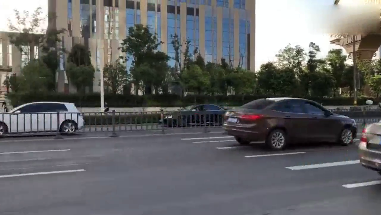 听声浪以为是超跑来了，原来是辆改装车