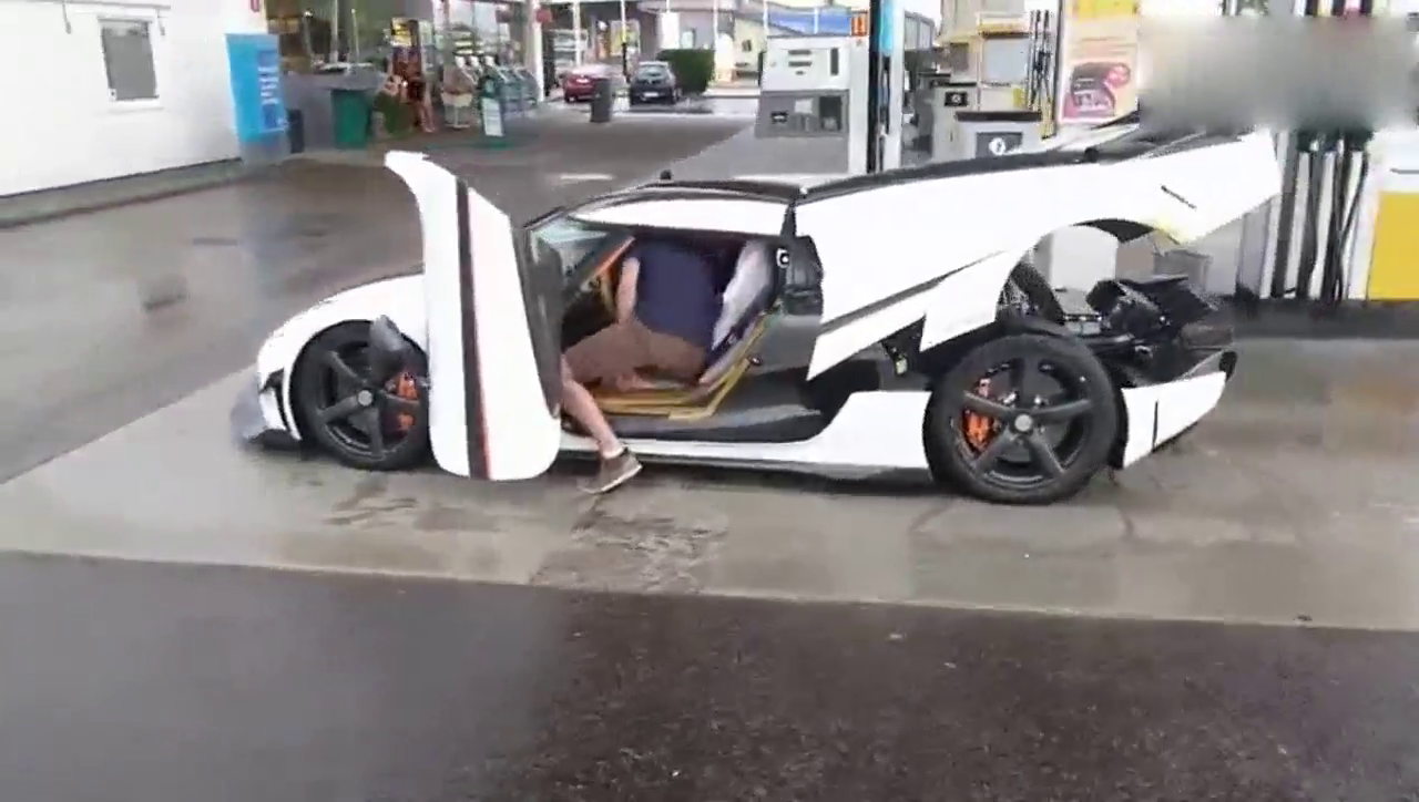 加油站偶遇4000万的超级跑车，这才是真的霸气！