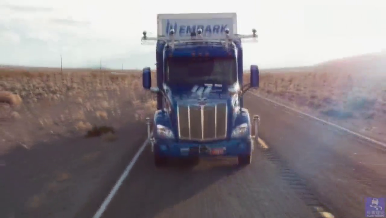 美国无人驾驶的重型卡车上路测试，在复杂交通环境中平稳运行