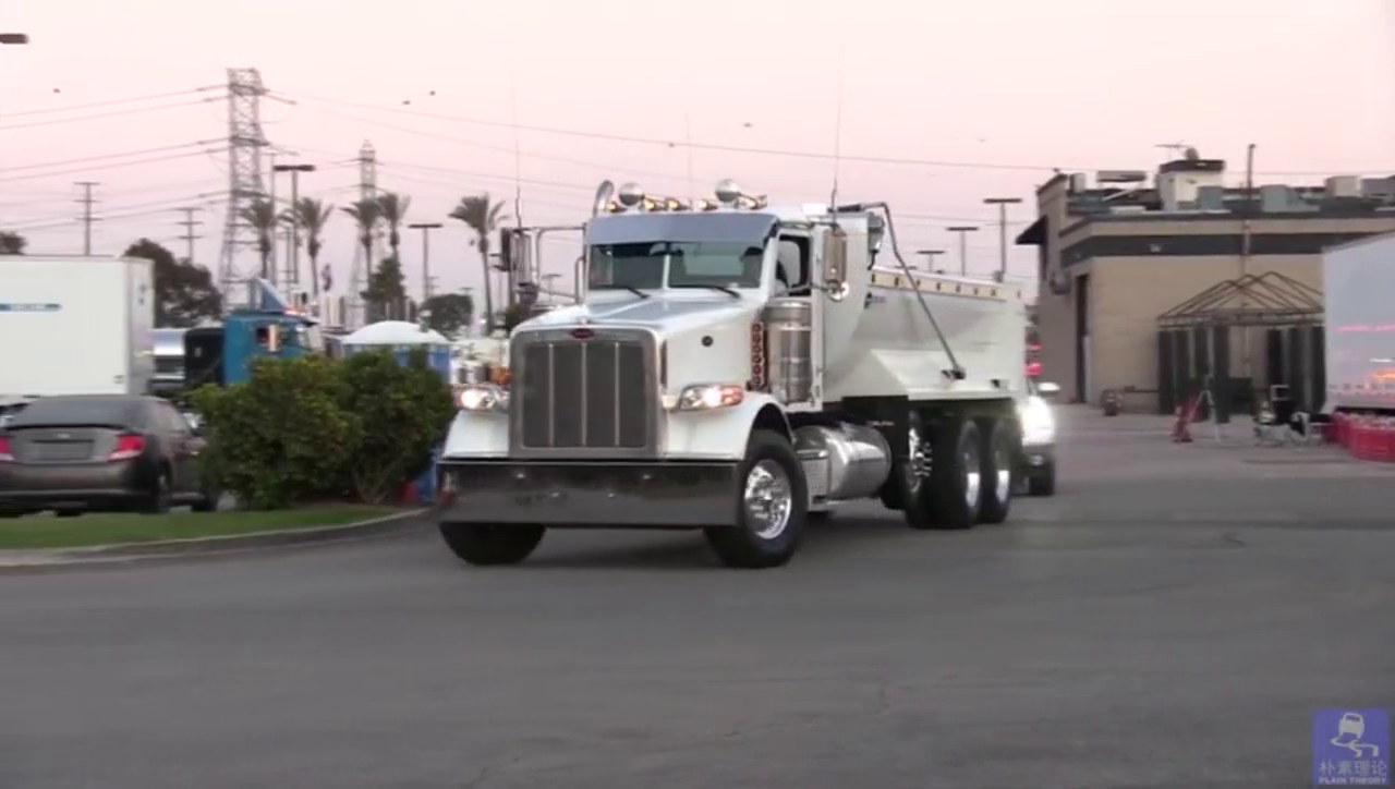 美国公路上干净帅气的重卡，大多数是长头卡车
