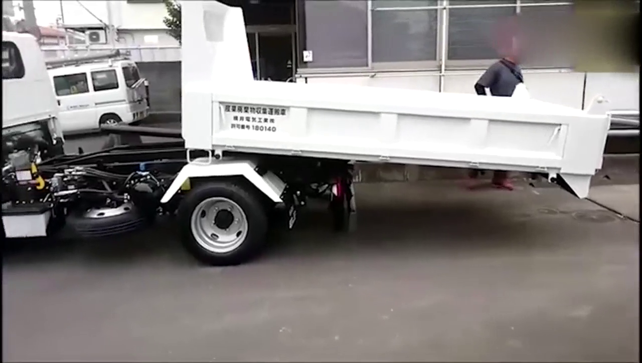 经过改装的日本五十铃卡车，运输小型挖掘机太方便了