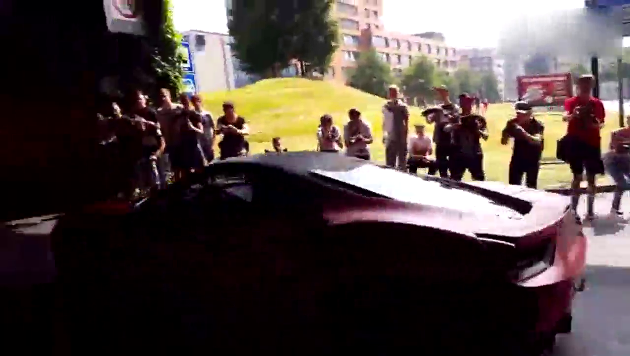 这群人月收入数万能力突出者，工作以拍摄跑车为主