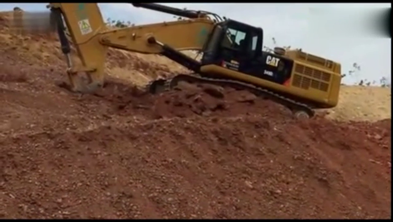 卡车都已经挂挡启动，结果挖掘机又是一斗土下去！