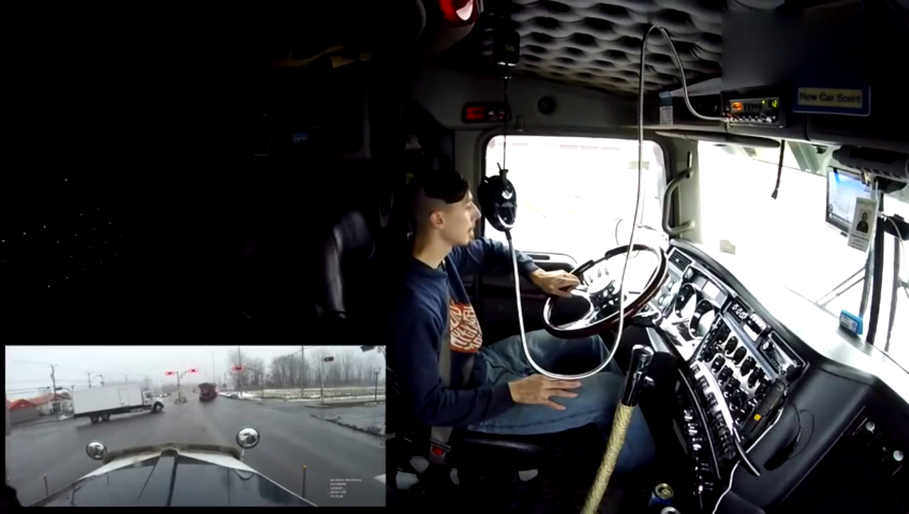 驾驶室实拍：卡车司机驾驶肯沃斯W900L卡车