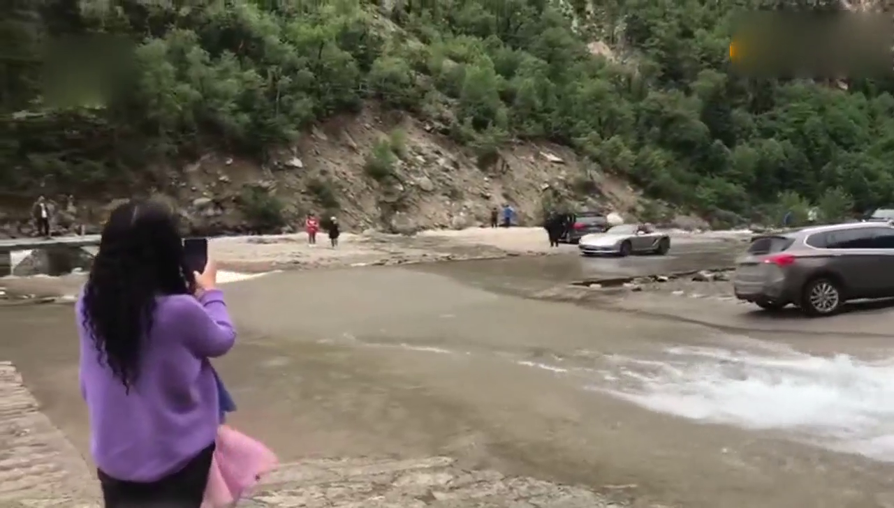 贫穷限制了我的想像，有钱人的跑车竟然是这样玩的！