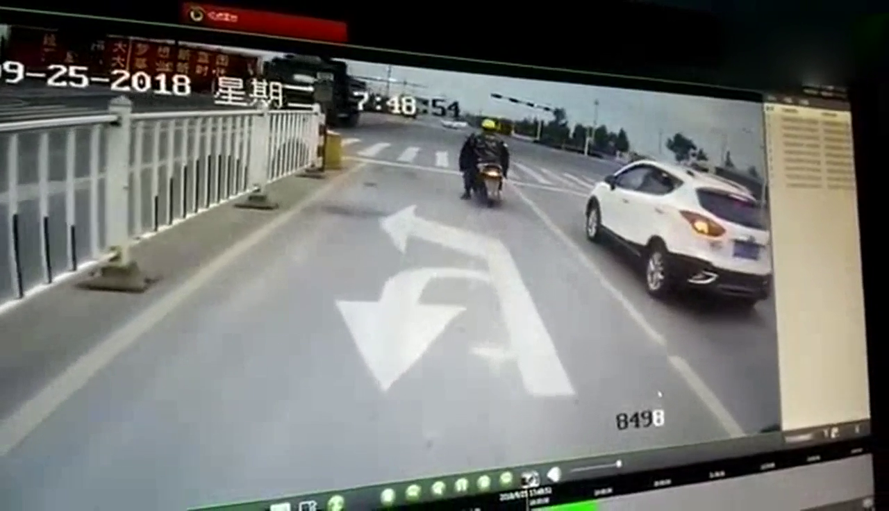 大货车突然失控翻车，电动车惊险躲过一劫！