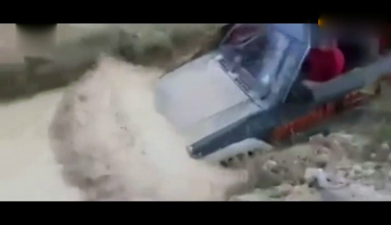 改装车越野竞技，后面的小哥估计快崩溃了吧