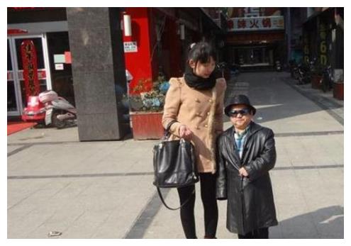 中国最红矮星的他，身高只有1.28米，娶4任老婆个个漂亮