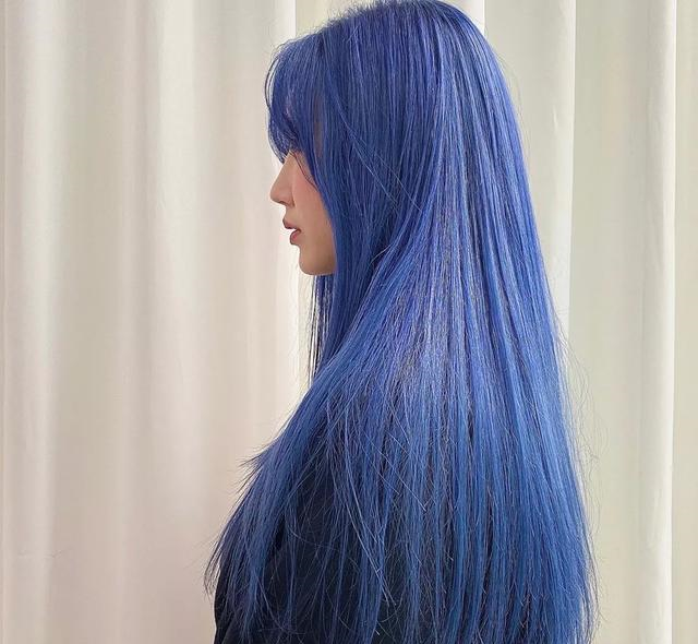 这样的话会看起来比较有气色,而且也更加能够衬托出人鱼蓝发色的质感